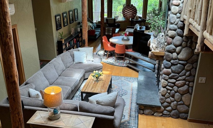 Friday Harbor Cabina | Cozy, stylish lodge with perfect blend of comfort and convenience. Pet-Friendly!