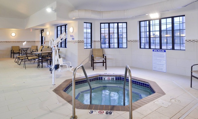 Rochester Condominio | Cozy Suite in Rochester | Free Breakfast + Shared Pool & Hot Tub. Near Mayo Clinic!