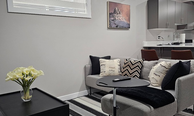 Northwest Edmonton Casa | Cozy Suite: Private and peaceful 2 bedroom basement suite with keyless entry