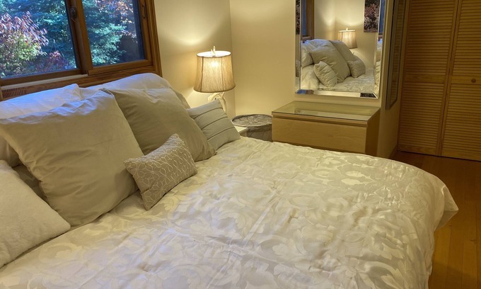 Whistler Apartamento | Cozy Suite w/ Landscaped Yard - Mtn Views - Near Lost Lake Trails & Tennis Crts