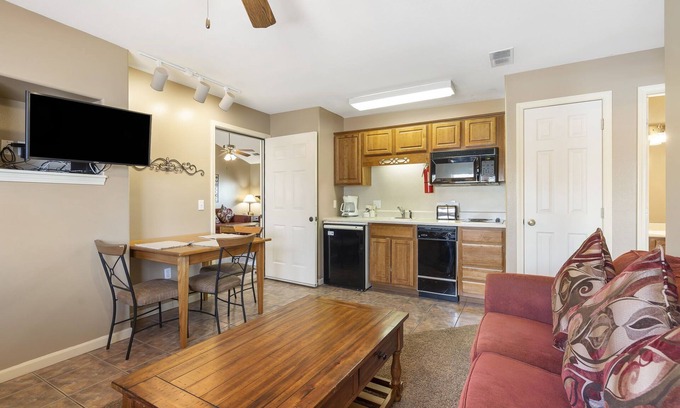 Branson West Condominio | Cozy Suite with Kitchenette at Relaxing StoneBridge Village