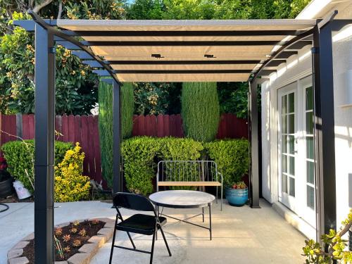 Parkway-South Sacramento Casa | Cozy Suite with Private Patio Close to Downtown and UC Davis Medical Center