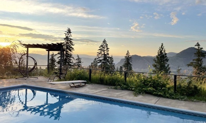 Kamloops Apartamento | Cozy suite with spectacular views, hot tub, pool and sauna!