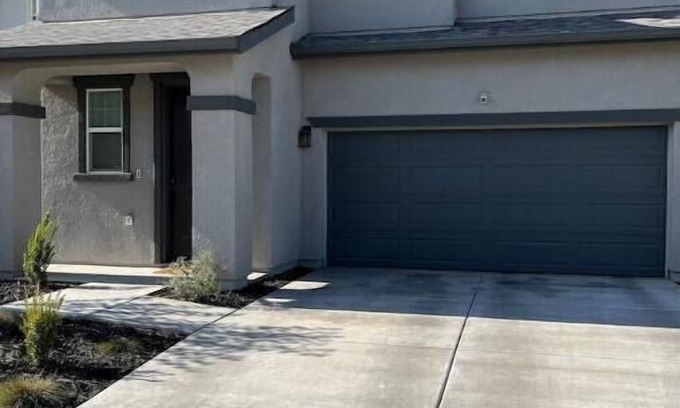Visalia Casa | Cozy Suites in a New House!