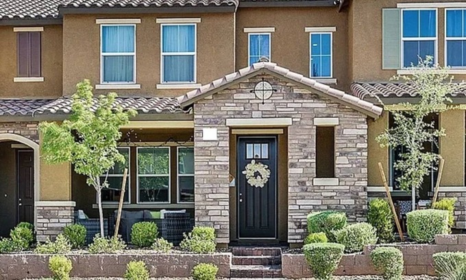Henderson Casa | Cozy summer get away! Family-sized townhome only 15 minutes from The Strip.