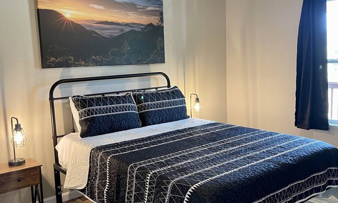 Franklin Casa | Cozy Sunset Retreat with a Beautiful Mountain View!
