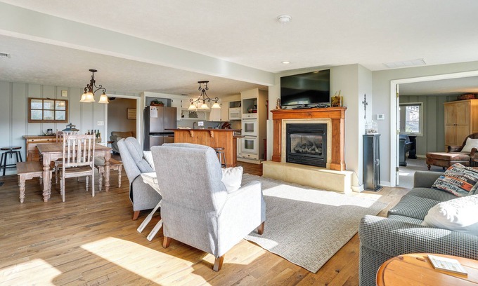 Cape Fair Cabaña | Cozy Table Rock Lake 'Boathouse' w/ Pool Access