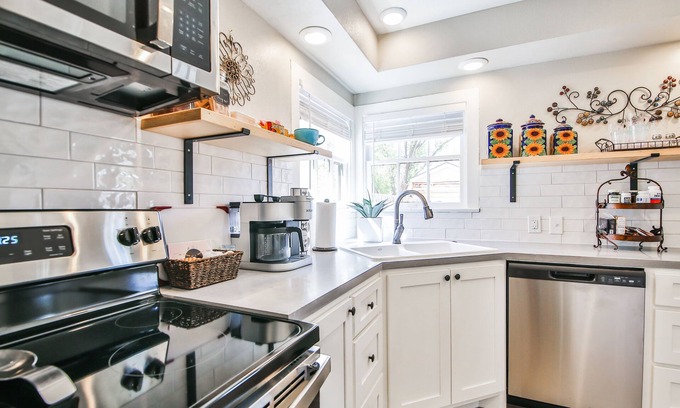 Tech Terrace Casa | Cozy Tech Terrace Cottage - Just a short walk to Texas Texas