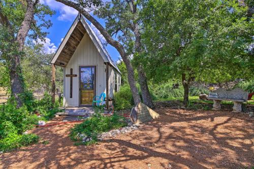 Mountain Home Apartamento | Cozy Texas Retreat with Patio, Grill and Fire Pit!