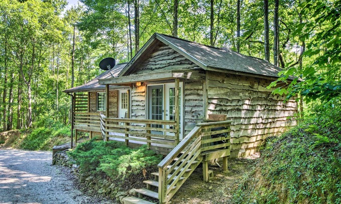 Stecoah Cabina | Acogedora cabaña de Robbinsville con terraza y vistas al bosque.