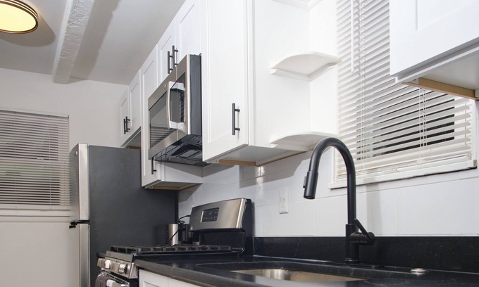 Pontiac Casa | Cozy Three Bedroom Ranch near Great lakes crossing mall