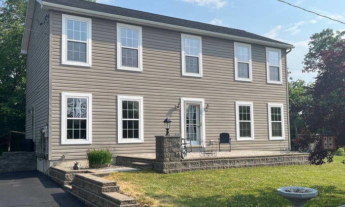 Castleton-on-Hudson Casa | Cozy Tiki Bar House. 10 minutes to downtown Albany!