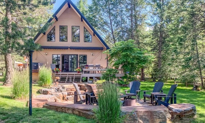 East Kootenay Cabina | Cozy Timber Ridge 1 Cabin - Private Beach/Lake Access