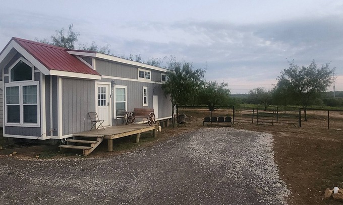 Midlothian Cabina | Cozy Timy house 1-bedroom, 2-loft cabin in with full bath and kitchen on a farm!