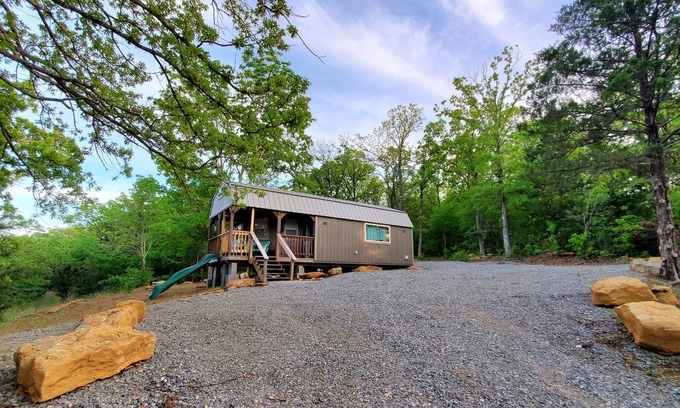 Mead Cabina | Cozy tiny cabin nested in the trees in a lake community, peaceful countryside.