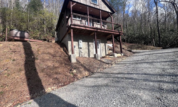 Brevard Cabina | Cozy tiny cabin with Loft 10 minutes from DuPont State Park