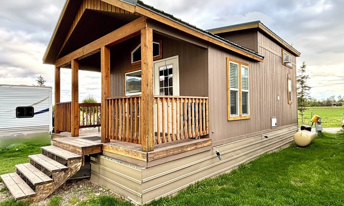 Heise Cabina | Cozy Tiny Home Cabin by Hot Springs, Zip Line, Golf!