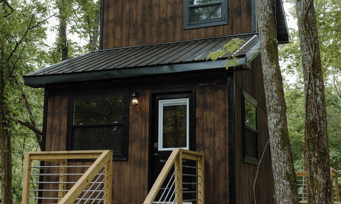 Lawrence County Cabina | Cozy Tiny Home in Middle Tennessee with AC and high speed internet