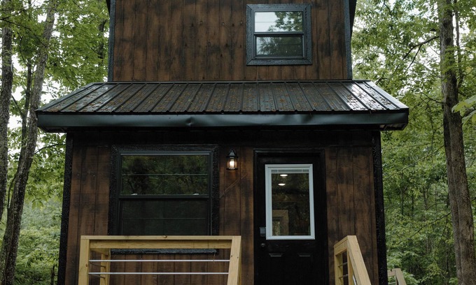 Lawrence County Cabina | Cozy Tiny Home in the woods of Middle Tennessee with AC and high speed internet