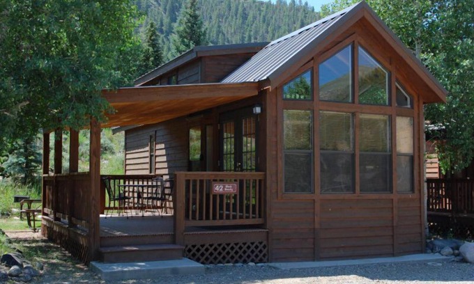 Almont Cabina | Cozy "Tiny Home" style Cabin Perfect for Couples and Families