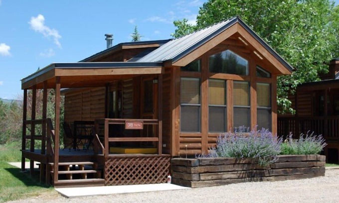 Almont Cabina | Cozy "Tiny Home" style Cabin Perfect for Couples and Families