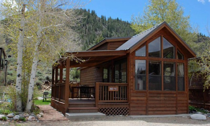 Almont Cabina | Cozy "Tiny Home" style Cabin Perfect for Couples and Families