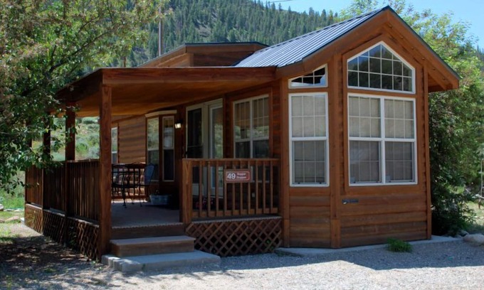 Almont Cabina | Cozy "Tiny Home" style Cabin Perfect for Couples and Families