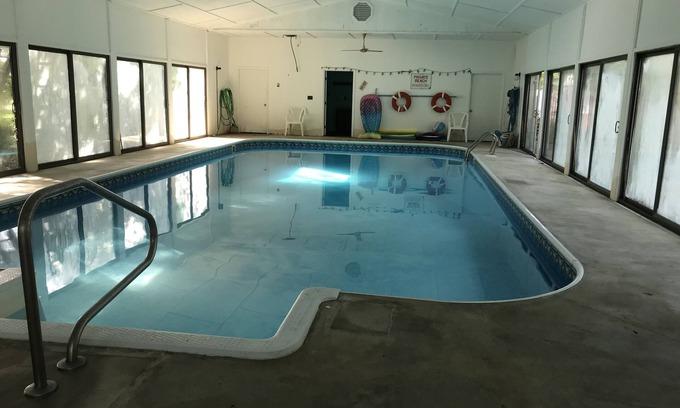 Cedar Point Cabina | Cozy Tiny Home with Private Pool during warm months