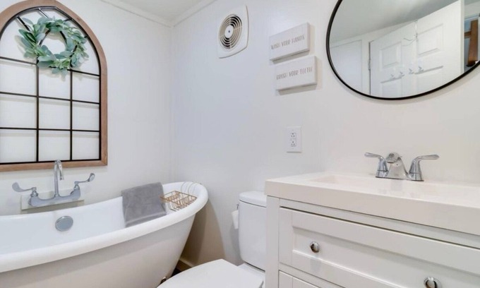 Iberia Parish Cabaña | Cozy Tiny House Getaway on the Bayou