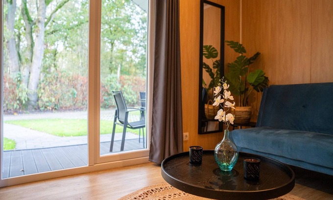 Oirschot Chalet De Esquí | Acogedora minicasa con una hermosa terraza.