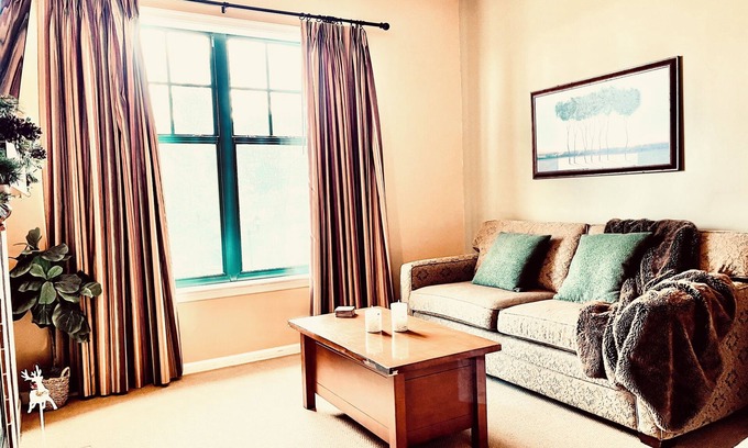 Vernon Apartamento | Cozy Top Floor Studio On The Slope, Pool, Hot Tubs, Sauna, Fireplace