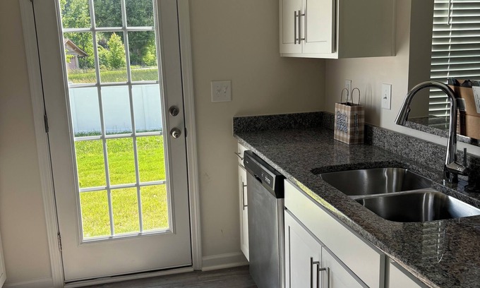 Terrell Apartamento | Cozy Townhome 20 Miles From CLT VERY CLOSE TO LAKE NORMAN