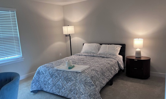 College Park Casa | Cozy townhome private master bedroom in serene Chillum with AC, WiFi,