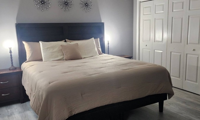 Wilmington Casa | Cozy Townhome w/ Private Parking