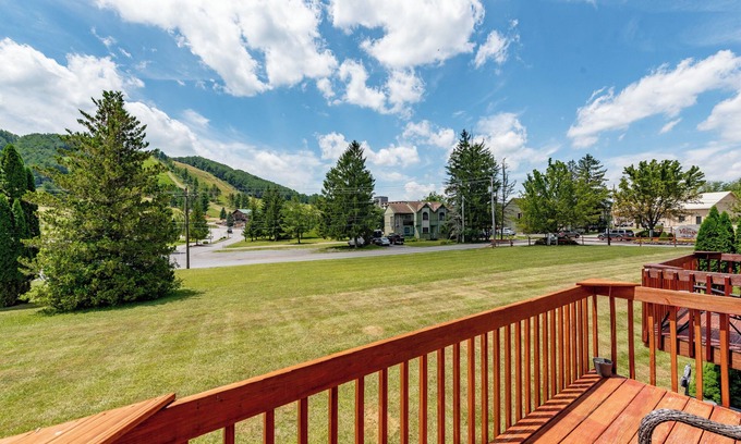 McHenry Casa | Cozy Townhome w/ Views, Hot Tub & Fireplace