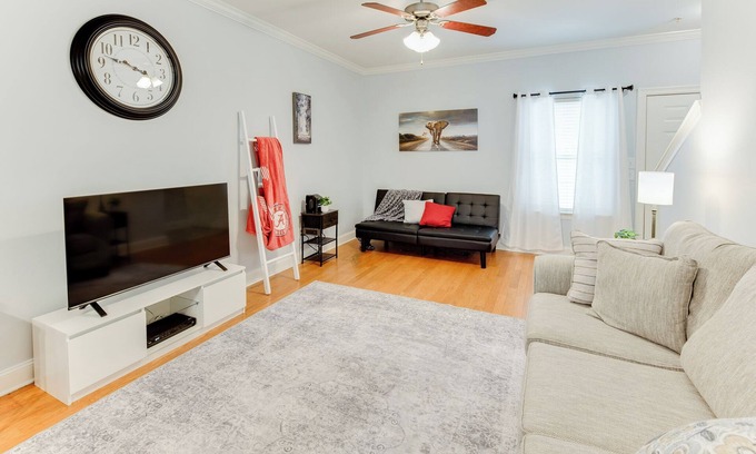 Tuscaloosa Casa | Cozy Townhome with Pool & Gym, 3.2 Miles from UA