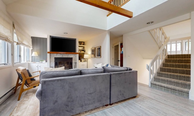 Stratton Mountain Condominio | Cozy Townhome with Shared Pool & Tennis, W/D & Wood-Burning Fireplace