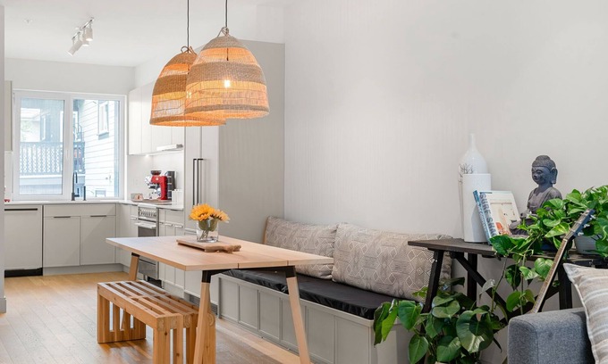 Lower Lonsdale Casa | Cozy Townhouse Steps to Seabus