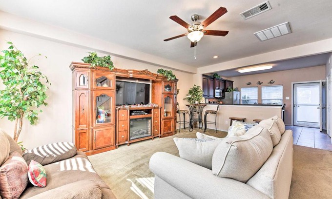 Clear Lake Shores Casa | Cozy Townhouse with Patio Near Kemah Boardwalk!
