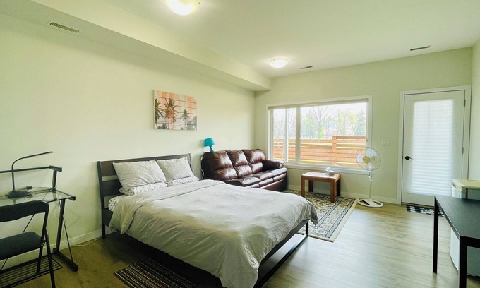 Fort Gary Casa | Cozy townhouse with Spacious Bedroom and Private Bathroom in South Winnipeg