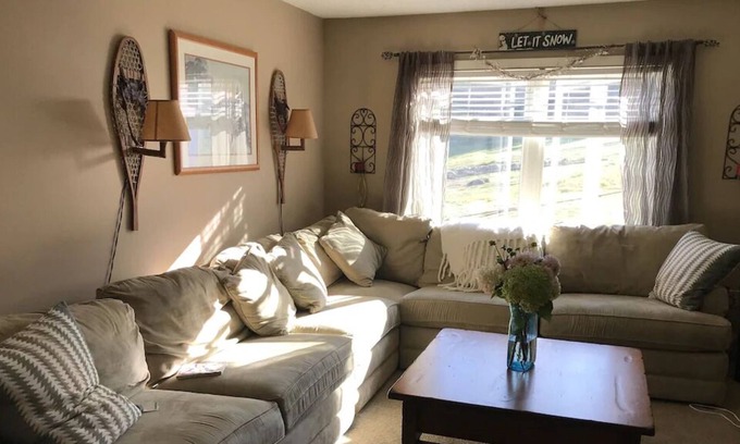 Londonderry Condominio | Cozy Trailside Condo on Magic Mountain!