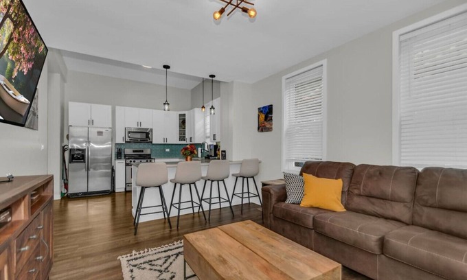 North Center Apartamento | Cozy Train Vibes + Rare Parking x3