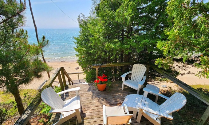 Harbor Springs Casa | Cozy Tree Fort Cottage - Lake Michigan Sunsets