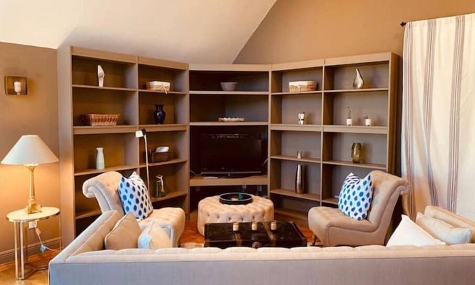 Crestwood South Cabina | Cozy treehouse cabin with airstrip & downtown view