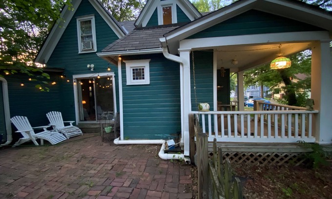 Greater Auburndale Casa | Cozy Treehouse Cottage - can sleep 8 with airbeds - sleeps 4 without air beds