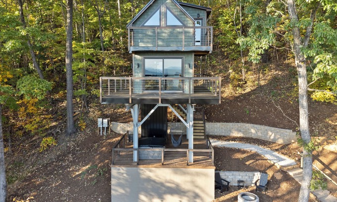 Stanardsville Cabina | Cozy Treehouse in charming Stanardsville with WiFi, Heating/AC, Hot Tub!