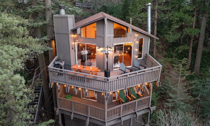 Arrowhead Villas Cabina | Cozy Treehouse with Lake View of Lake Arrowhead - 5 min from Village and Skypark