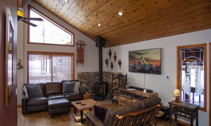 Truckee Cabina | Cozy Truckee cabin in Tahoe Donner with modern luxuries and e-vehicle charging
