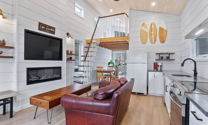 Turkey Point Cabina | Cozy Turkey Point Tiny Home 1 min walk to the beach with Jacuzzi Hottub!
