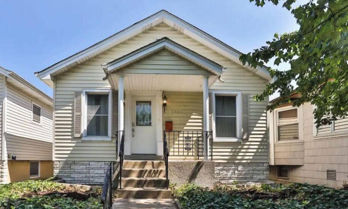 St. Louis Casa | Cozy two bed, one bath STL City charmer!